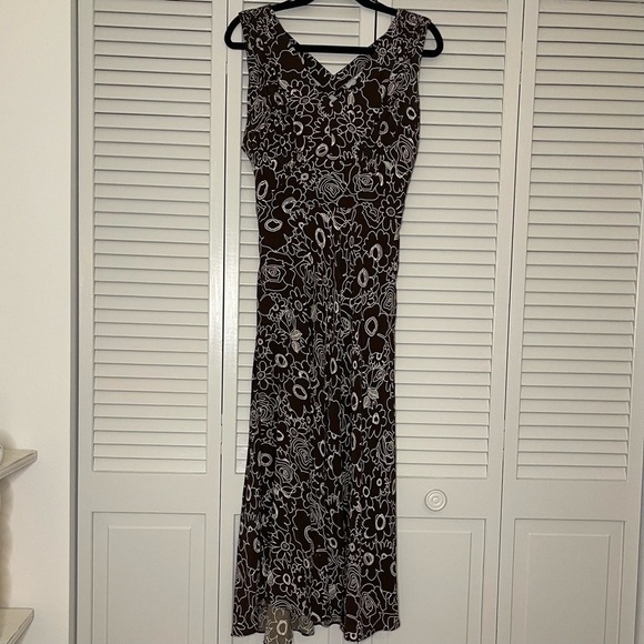 Sheri Martin Dresses & Skirts - Sheri Martin New York Brown and White Sleeveless V-Neck Sheath Dress